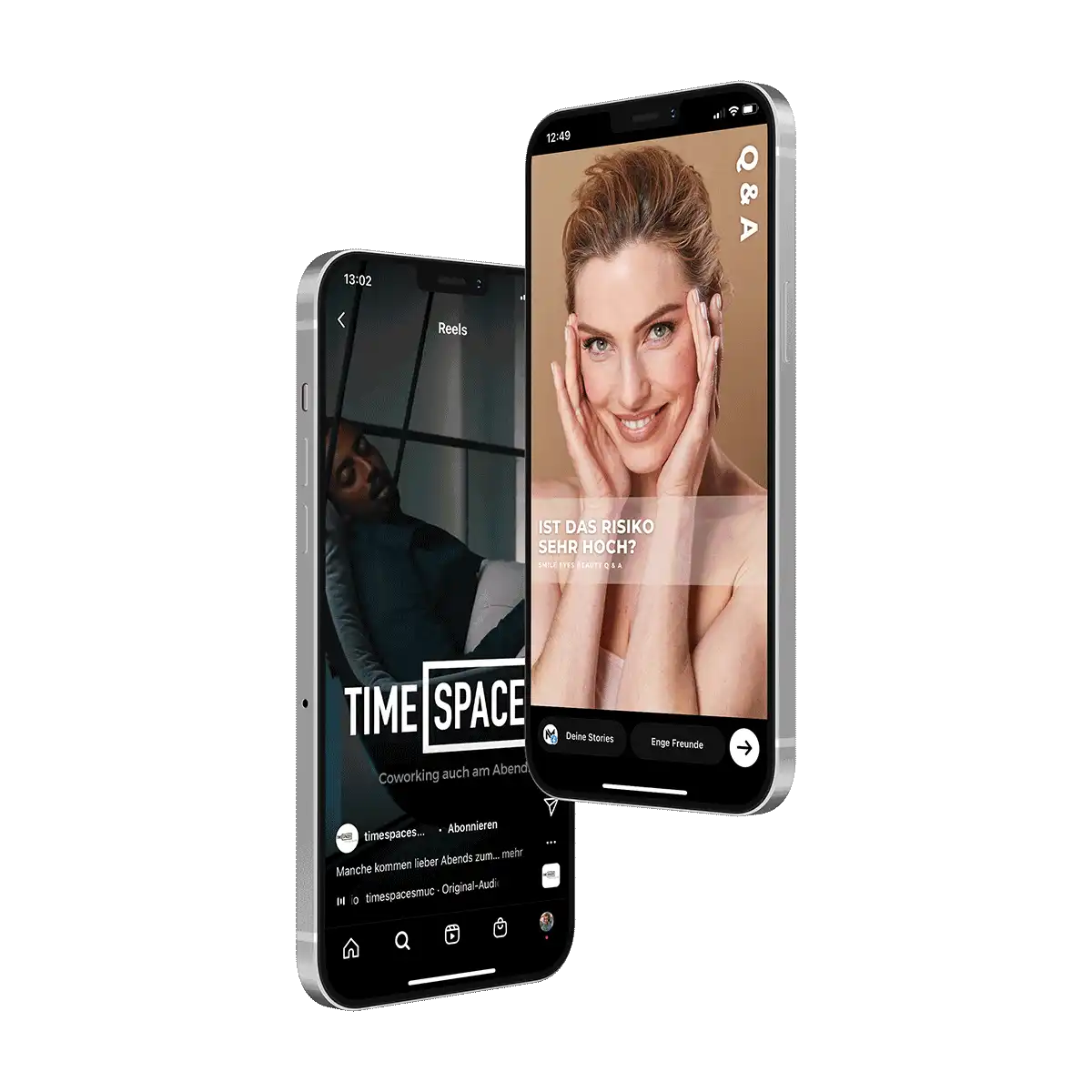 Zwei Smartphones mit Social-Media-Inhalten im Hochformat: links ein Reel mit dem Titel „TIME SPACE“, rechts eine Q&A-Story mit der Frage „Ist das Risiko sehr hoch?“